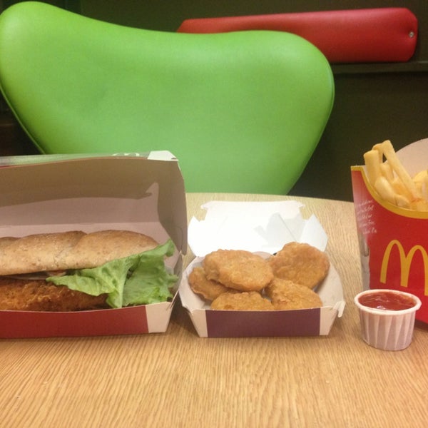 รูปภาพถ่ายที่ McDonald&#39;s โดย Jenny J. เมื่อ 2/20/2013