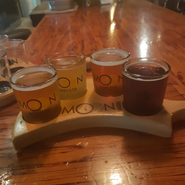 Photo taken at Moon Under Water Pub &amp; Brewery by Sébastien B. on 8/18/2019