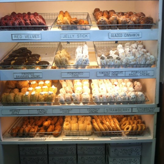 รูปภาพถ่ายที่ Paula&#39;s Donuts โดย Donna Mc เมื่อ 11/12/2012