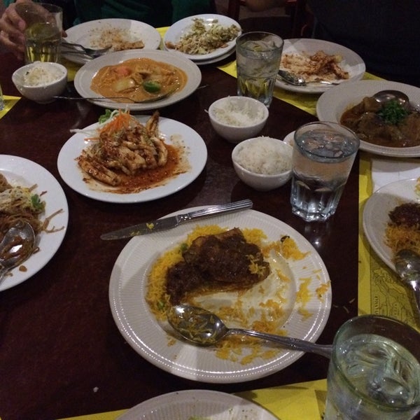 Das Foto wurde bei Mandalay Restaurant &amp; Cafe von Donna Mc am 10/19/2014 aufgenommen