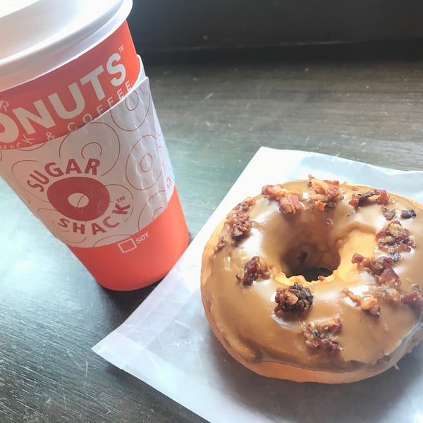 4/18/2019 tarihinde Donna Mcziyaretçi tarafından Sugar Shack Donuts &amp; Coffee'de çekilen fotoğraf