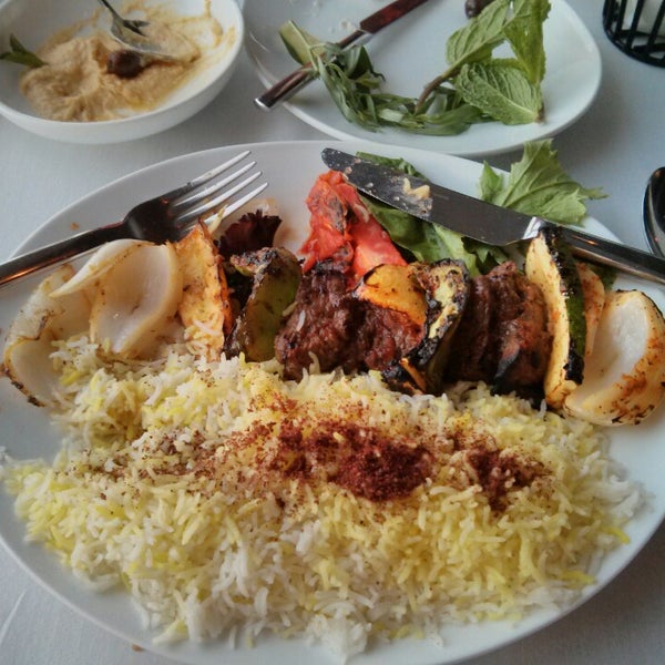 8/12/2013 tarihinde Brian M.ziyaretçi tarafından 1001 Nights Persian Cuisine'de çekilen fotoğraf