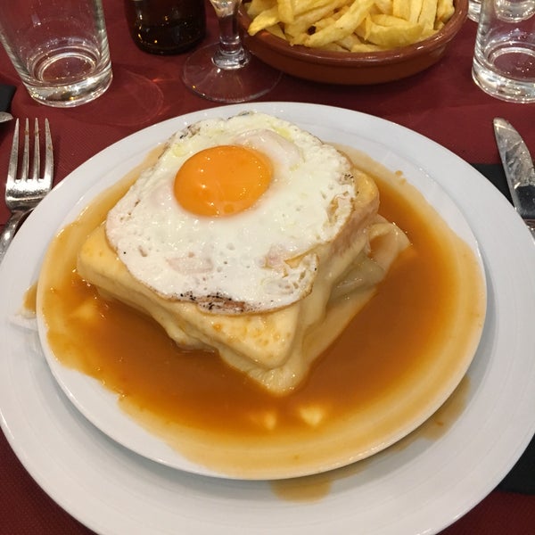 Photo taken at Oporto restaurante by Xavi C. on 9/29/2016