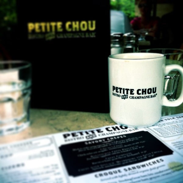 Photo prise au Petite Chou Bistro and Champagne Bar par Laura B. le6/7/2013