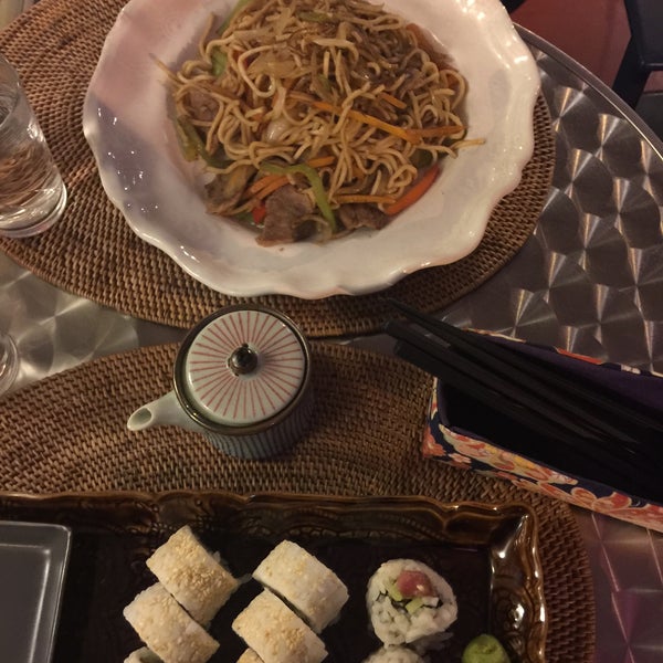 Das Foto wurde bei En Asian Kitchen &amp; Cafe von 🎀💕 Avsin . am 2/11/2016 aufgenommen