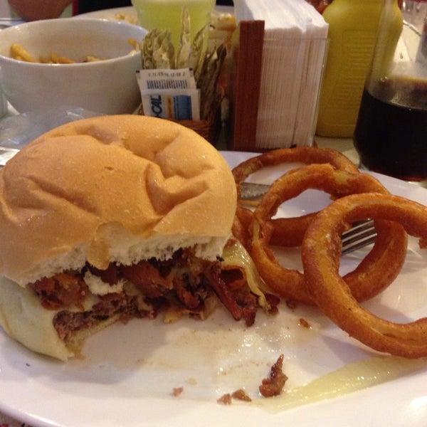 9/24/2014 tarihinde Edgar S.ziyaretçi tarafından Mama&#39;s Burger'de çekilen fotoğraf