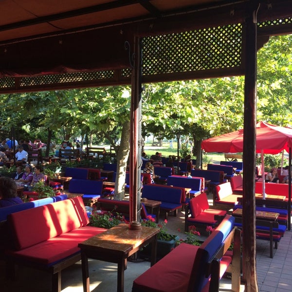 รูปภาพถ่ายที่ Yeni Palmiye Cafe &amp; Restaurant โดย Mehmet K. เมื่อ 7/13/2014