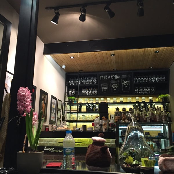 Foto tirada no(a) Lungo Espresso Bar por Bilge em 4/11/2016