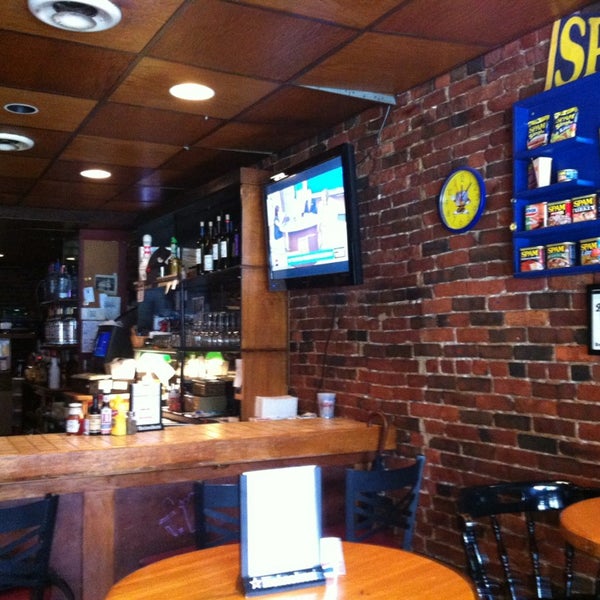 Das Foto wurde bei Rosie&#39;s Restaurant &amp; Pub von Zachary M. am 6/26/2013 aufgenommen