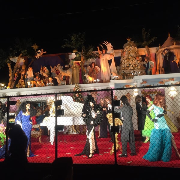 The Pelham Parkway Christmas House - Pelham Gardens - 2 tips