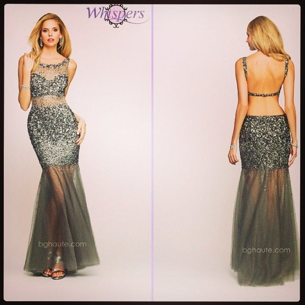 Foto tomada en Whispers Fashion - Prom &amp; Special Occasion Boutique  por Whispers F. el 11/16/2013