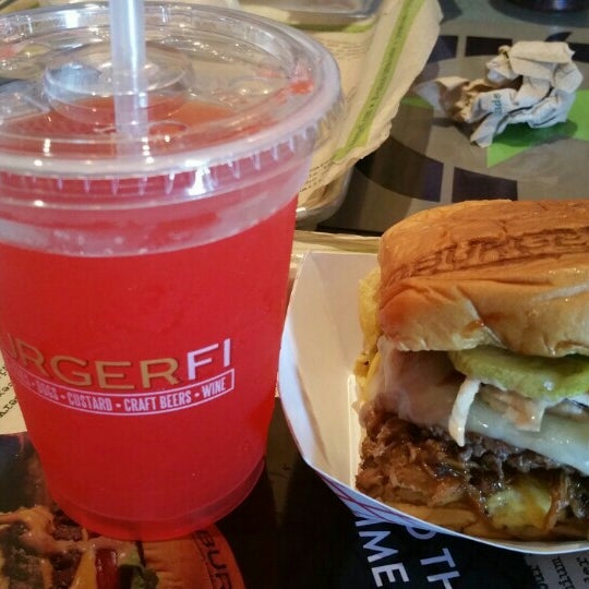8/7/2015에 Tony S.님이 BurgerFi에서 찍은 사진