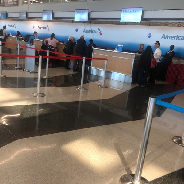 รูปภาพถ่ายที่ American Airlines Ticket Counter โดย Danny C. เมื่อ 6/7/2019