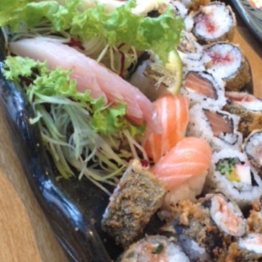 Photo taken at Itoshii sushi by Vivi H. on 9/19/2014