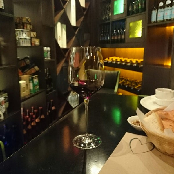 Foto tomada en Vineria.IT Cucina + Bar  por Damyanthy K. el 11/17/2014