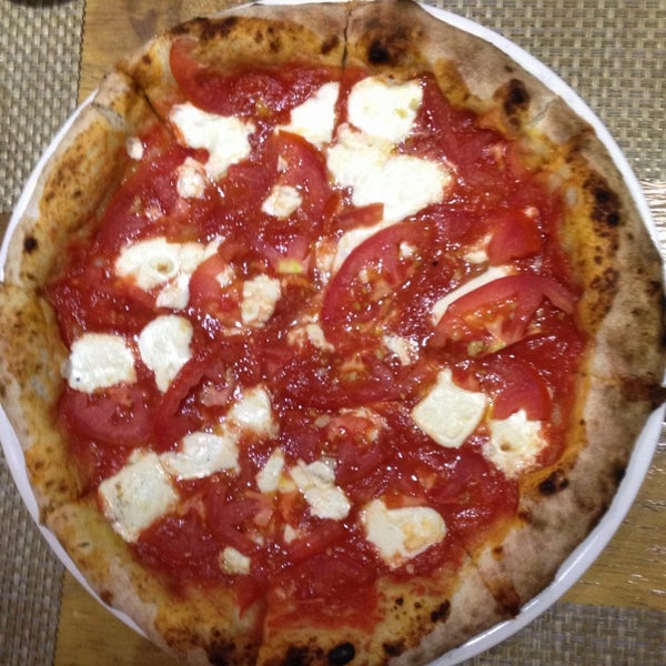 Pizza con mozzarella y tomate