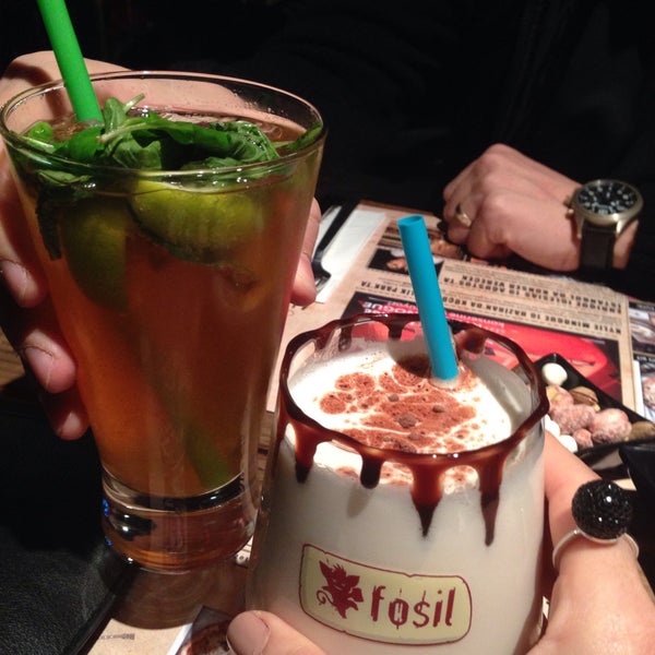 รูปภาพถ่ายที่ Fosil Cadde Lounge โดย Pınar G. เมื่อ 2/27/2015