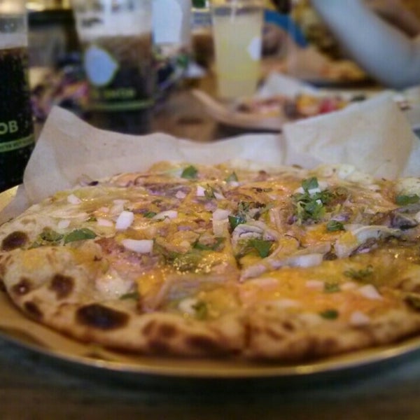 6/18/2015 tarihinde Erik H.ziyaretçi tarafından Pizza Snob'de çekilen fotoğraf
