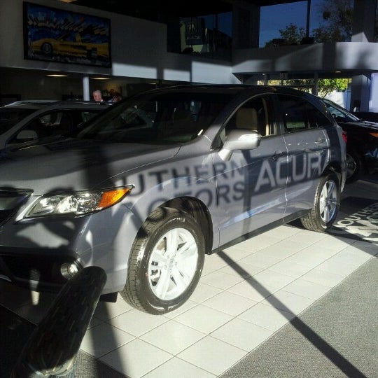 Photo prise au Southern Motors Acura par GaySavannah O. le12/19/2012