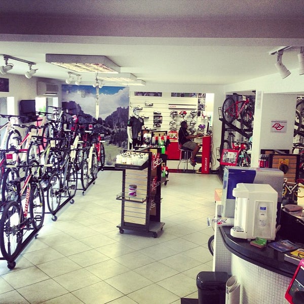 รูปภาพถ่ายที่ Pedal Urbano Bike Shop โดย Pedurba P. เมื่อ 9/4/2013