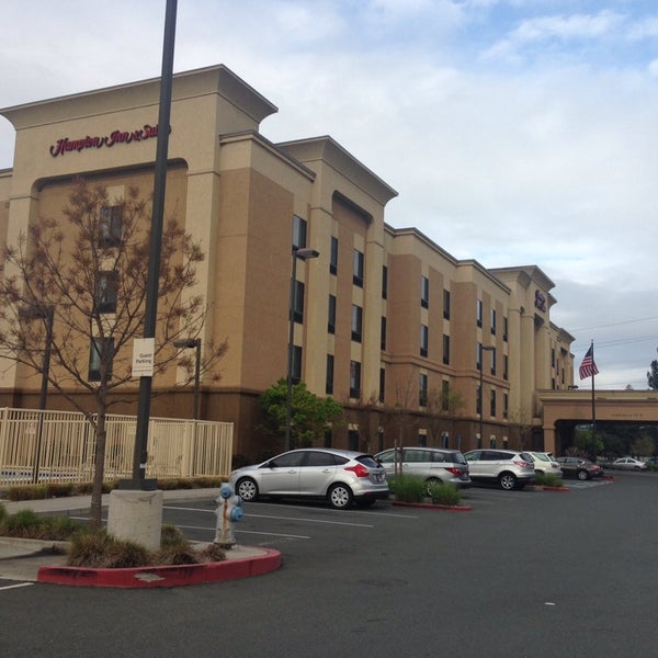 Photo taken at Hampton Inn &amp; Suites Rohnert Park - Sonoma County by André V. on 3/28/2014