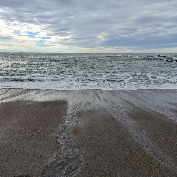 Foto tirada no(a) Moonstone Beach por Lisa H. em 12/22/2023