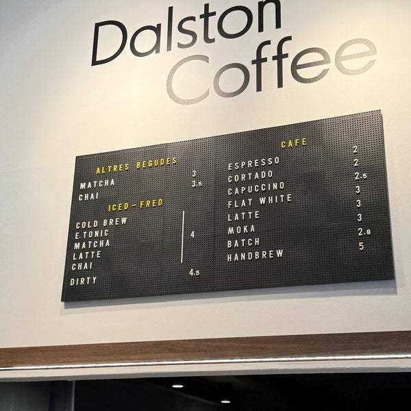 รูปภาพถ่ายที่ Dalston Coffee โดย Vali H. เมื่อ 4/1/2024