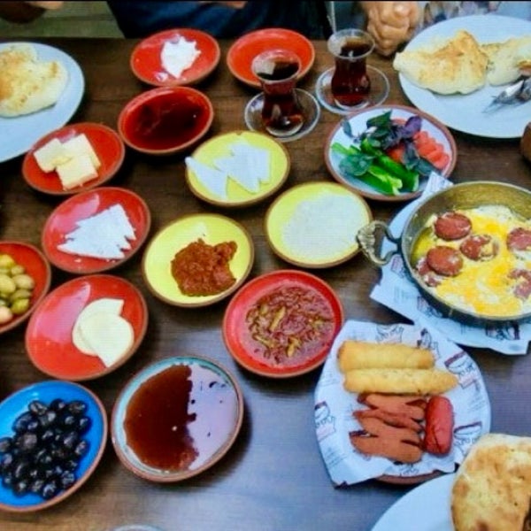 Foto tirada no(a) Şahin Tepesi Restaurant por ÖZCAN BAYLAN Ş. em 2/12/2024