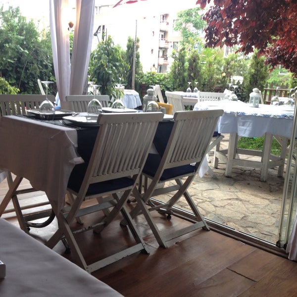 Das Foto wurde bei Tenes Bozcaada Balık Restoranı von Zeren T. am 6/14/2015 aufgenommen
