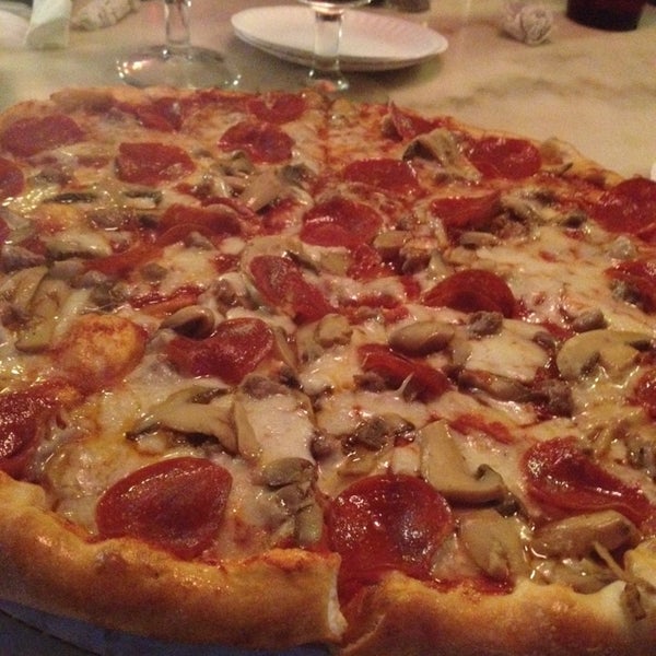 รูปภาพถ่ายที่ Big Ed&#39;s Pizza โดย Amy M. เมื่อ 3/23/2014