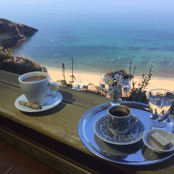 Muhteşem deniz manzarasına baktıkça insanın iştahı açılıyor. Böyle bir ortamda kahvaltı, çay, kahve, nargile hepsi birbirinden lezzetli ve keyifli. Özellikle manzara terasında oturmak harika.