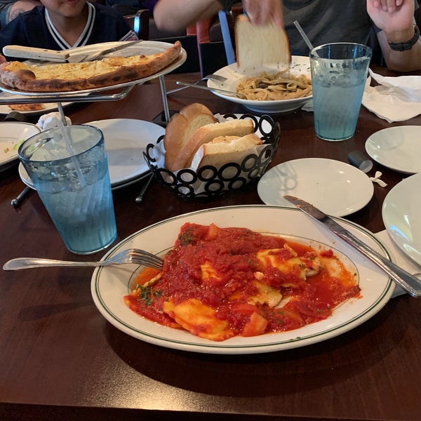 Foto scattata a Russo&#39;s New York Pizzeria da Joyce L. il 8/2/2019