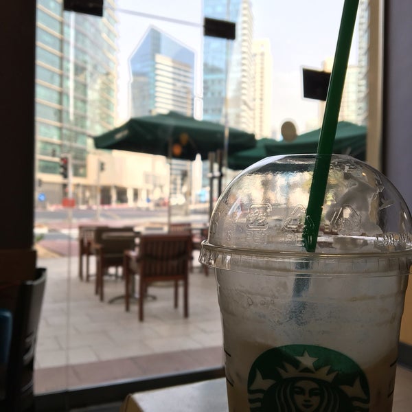 Das Foto wurde bei Starbucks von Illia C. am 5/9/2016 aufgenommen