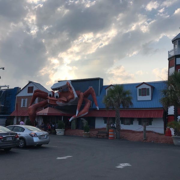 Das Foto wurde bei Giant Crab Seafood Restaurant von Dan R. am 8/23/2018 aufgenommen