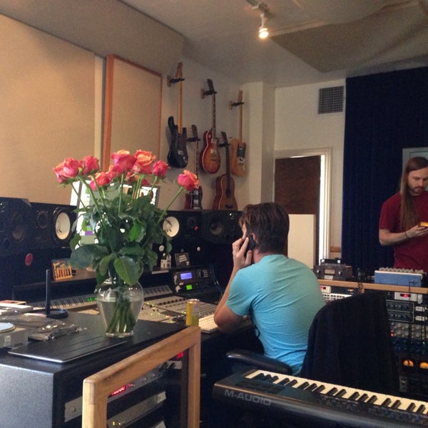 Снимок сделан в The Village Recording Studios пользователем Sasha K. 6/18/2014