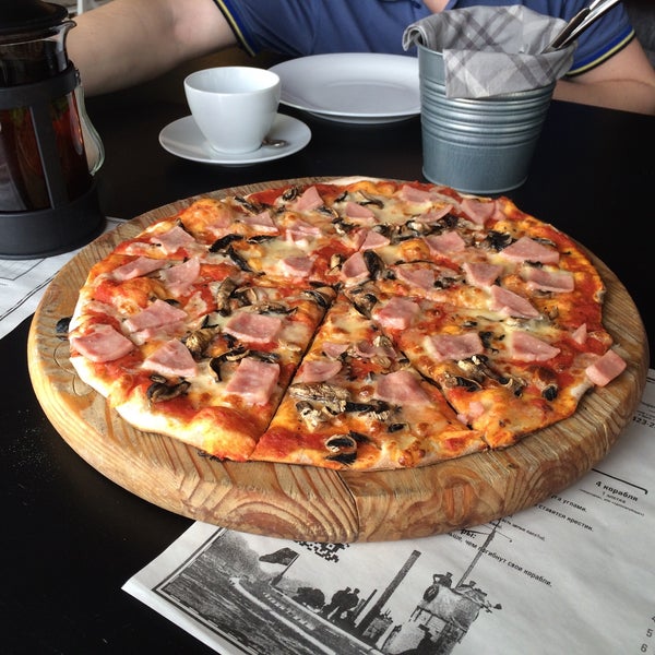 Das Foto wurde bei SuperMario Pizza von Alexey am 2/7/2015 aufgenommen