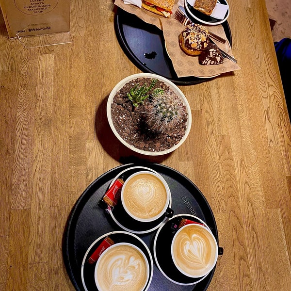 Das Foto wurde bei The Hand Coffee Shop &amp; Wine   Spesiality Coffee &amp; Micro Roastery von Gözde ✨. am 2/8/2022 aufgenommen