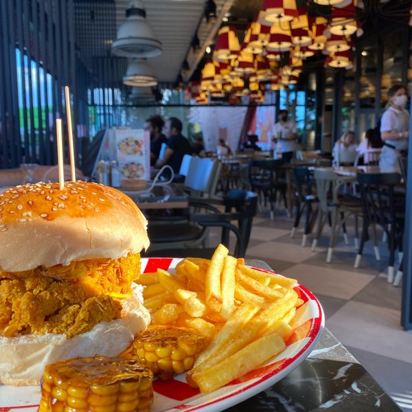 Photo taken at B.O.B Best of Burger by Gözde ✨. on 10/2/2021