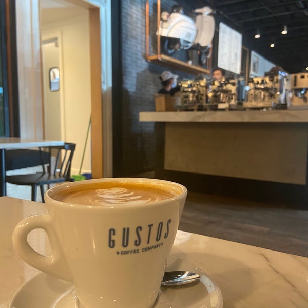 2/17/2022 tarihinde Felix G.ziyaretçi tarafından Gustos Coffee Co.'de çekilen fotoğraf