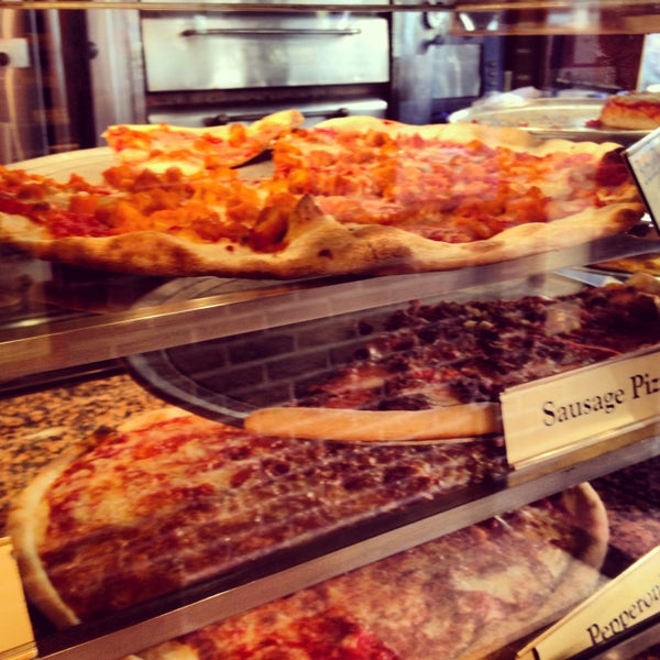 Снимок сделан в New York Pizza Suprema пользователем Sara S. 4/20/2013