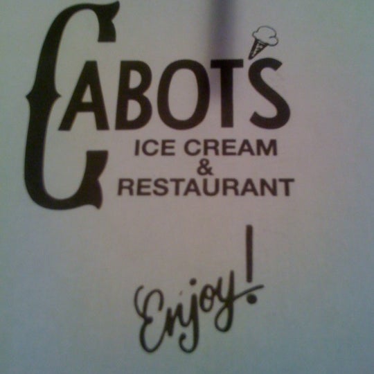 รูปภาพถ่ายที่ Cabot&#39;s Ice Cream &amp; Restaurant โดย Doug C. เมื่อ 3/22/2012