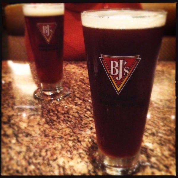 Photo taken at BJ&#39;s Restaurant &amp; Brewhouse by Josh C. on 11/8/2014