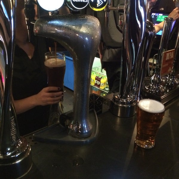 ночные уличные бары. бар дождь.