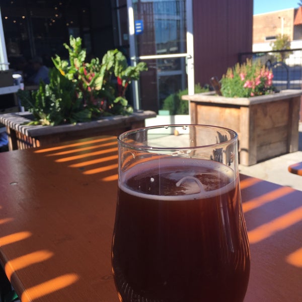 Foto tirada no(a) Discretion Brewing por Amelia M. em 4/21/2018