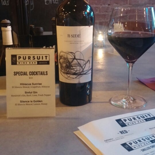 Das Foto wurde bei The Pursuit Wine Bar von Carisa H. am 10/4/2014 aufgenommen
