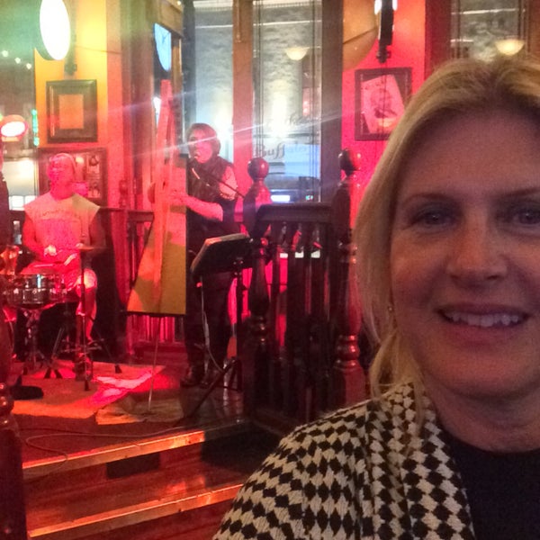 Photo taken at BD Riley&#39;s Irish Pub by Tania G. on 11/13/2015