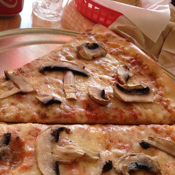 Снимок сделан в Mansini&#39;s Pizza House пользователем Maria C. 8/17/2013