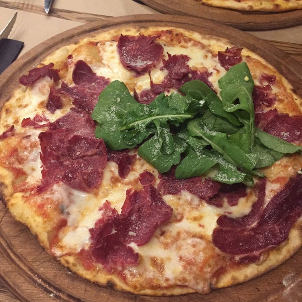 12/19/2015 tarihinde Karolinaziyaretçi tarafından Pizza Locale'de çekilen fotoğraf