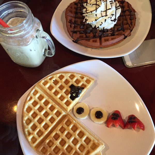Foto diambil di TIABI Coffee &amp; Waffle Bar oleh Danelle S. pada 11/22/2015