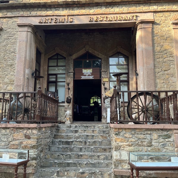Das Foto wurde bei Artemis Restaurant &amp; Şarap Evi von 🧘‍♀️RABİA am 7/15/2023 aufgenommen